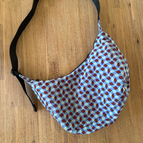 BAGGU Wavy Gingham Blue Medium Nylon Crescent Bag - Picture 1 of 2